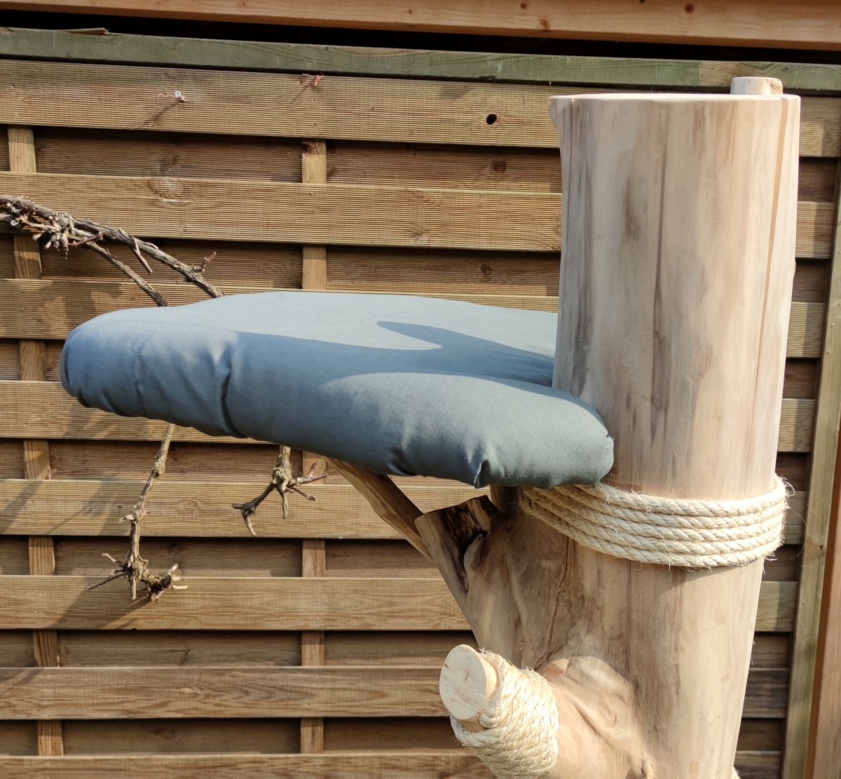 Große sehr weich gepolsterte Liegefläche am Naturkratzbaum aus Buchenholz.